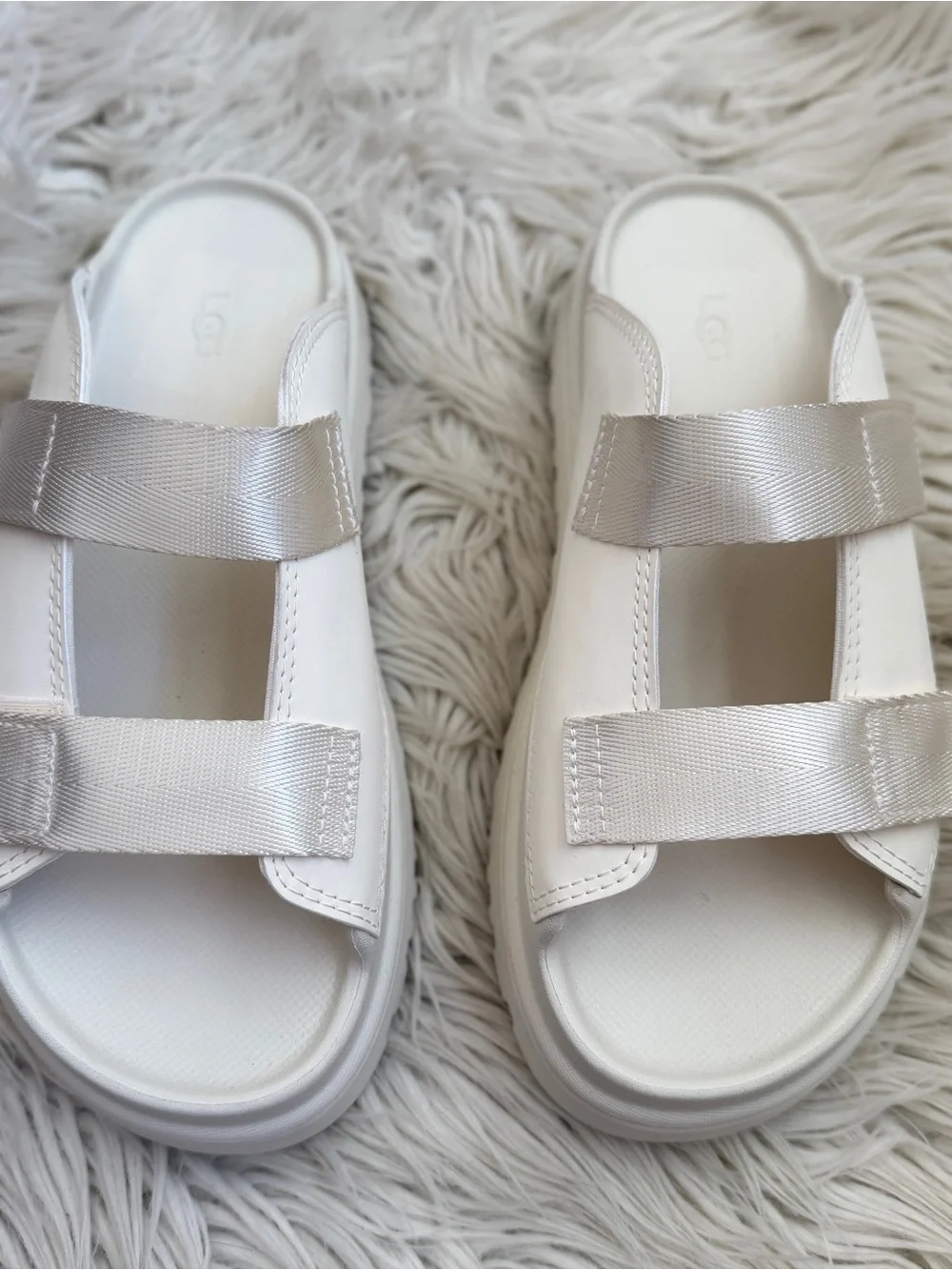 New without tag UGG golden glow slides size: Youth 6 / 38